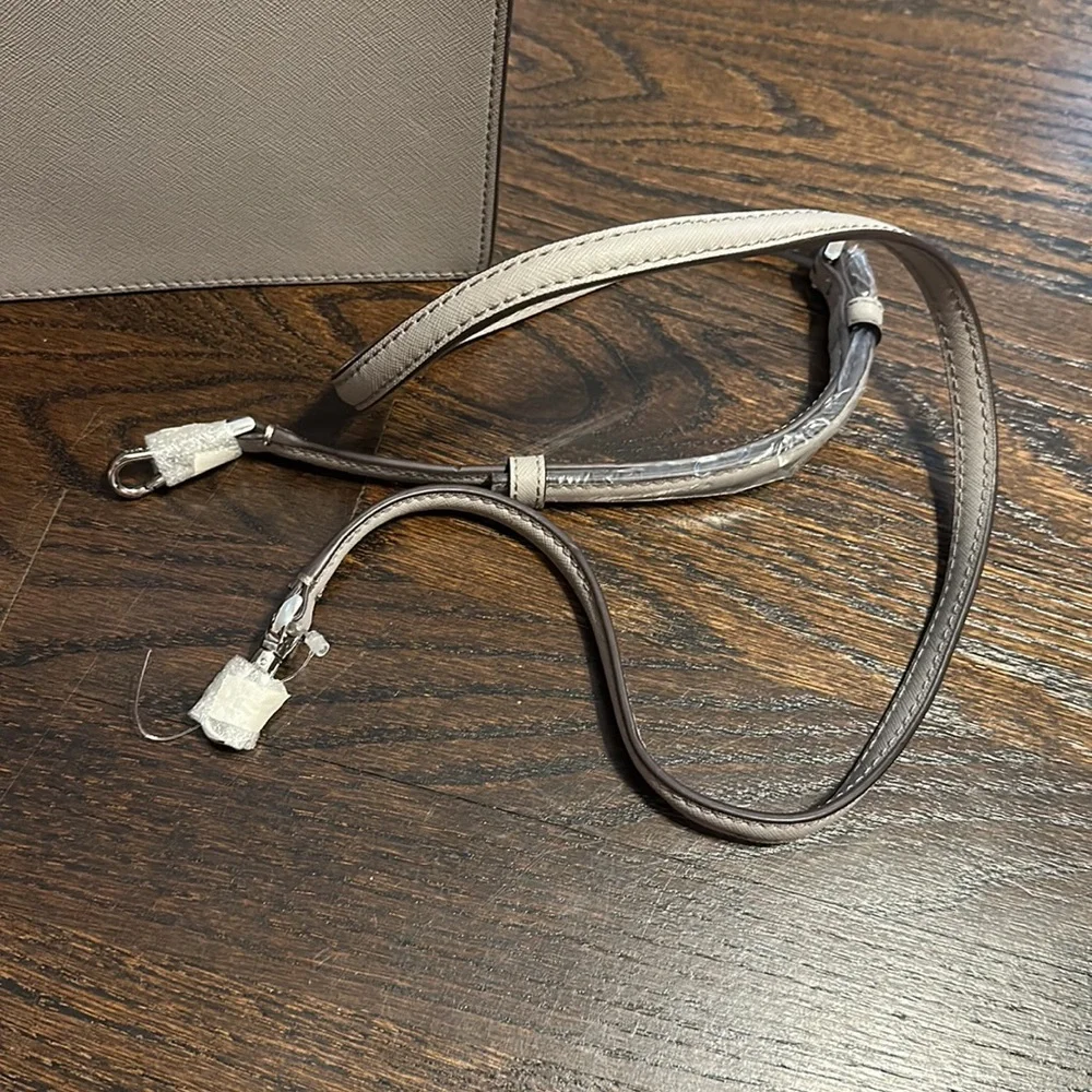 Kate Spade Cross Body 🎉 - Picture 6 of 9